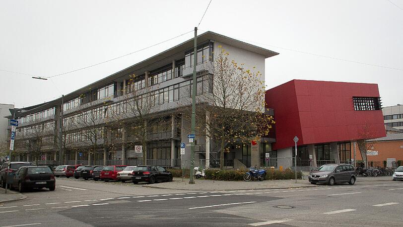 Direkt vor der Hochschule an der Wendeschleife ereignete sich der Unfall. Direkt vor der Hochschule an der Wendeschleife ereignete sich der Unfall.