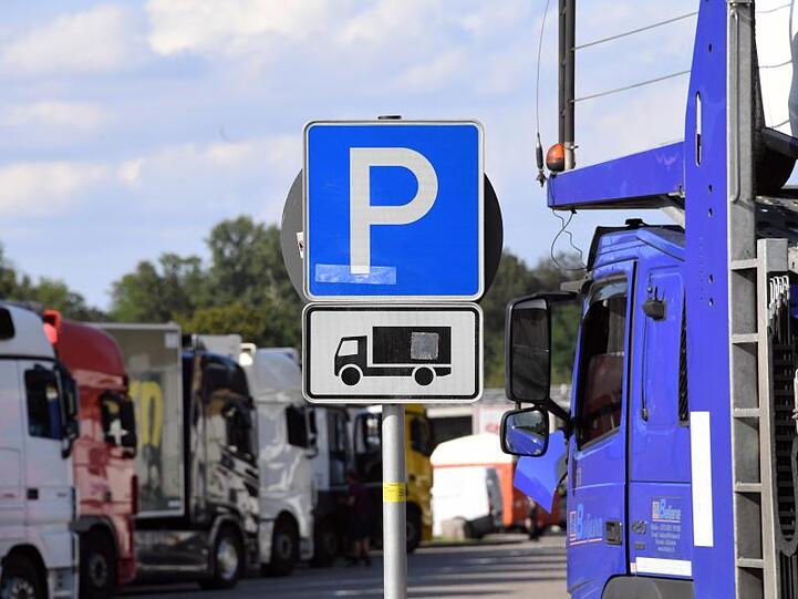 Lastwagen-Parkplätze an der Autobahn 5 bei Karlsruhe.