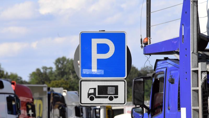Lastwagen-Parkplätze an der Autobahn 5 bei Karlsruhe. Lastwagen-Parkplätze an der Autobahn 5 bei Karlsruhe.