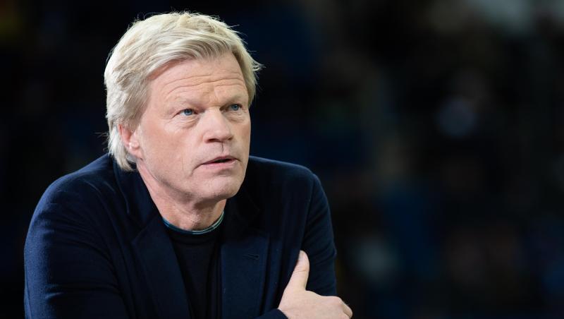 Oliver Kahn steht als TV-Kommentator im Stadion. Foto: Tom Weller/dpa/Archivbild