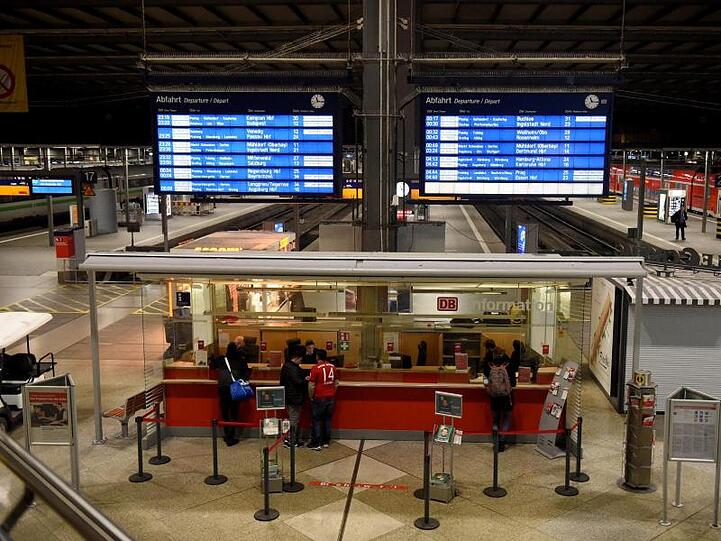 In München steht der Zugverkehr weitgehend still. Sturmtief "Sabine" hat bereits am Sonntagabend erste Schäden verursacht.