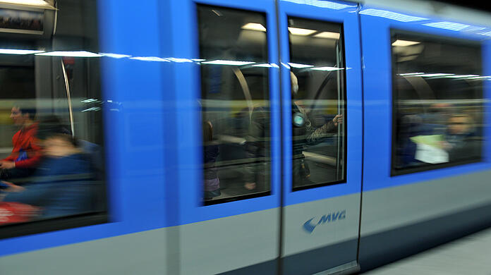 Erste Ermittlungen der Polizei ergaben, dass ein Streit zwischen zwei Männern in einem Waggon der U2 eskalierte. (Symbolbild)