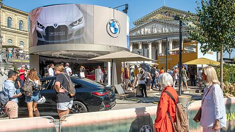 Auch am Max-Joseph-Platz vor der Oper hat sich die IAA ausgebreitet. Von ihren Ausstellern verlangte sie ein paar Hundert Euro pro Quadratmeter. Die Stadt aber bekam nur einen Bruchteil davon.