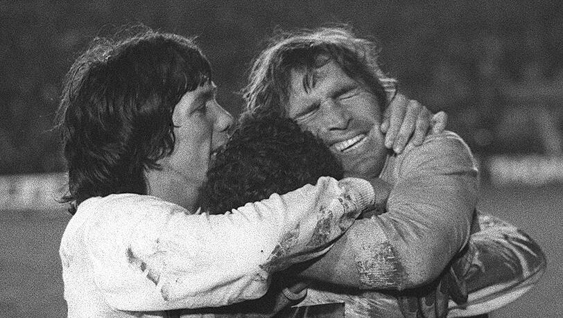 Hugo Gatti (r) feiert 1977 den Sieg im Elfmeterschießen in der Copa Libertadores. Hugo Gatti (r) feiert 1977 den Sieg im Elfmeterschießen in der Copa Libertadores.