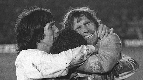 Hugo Gatti (r) feiert 1977 den Sieg im Elfmeterschießen in der Copa Libertadores.