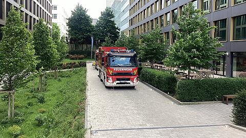 Die Feuerwehr schätzt den Sachschaden auf etwa 30.000 Euro, die Polizei ermittelt zur Brandursache. Die Feuerwehr schätzt den Sachschaden auf etwa 30.000 Euro, die Polizei ermittelt zur Brandursache.