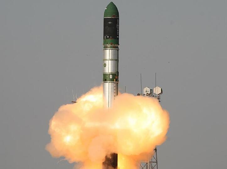 Eine russische Dnjepr-Trägerrakete hebt vom Weltraumbahnhof Baikonur in Kasachstan ab. An Bord ist der Radarsatellit Tandem-X.