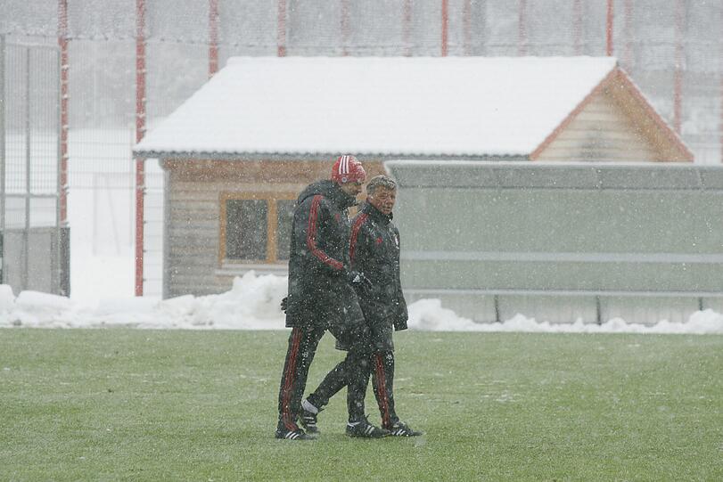 Am Dienstag hatten die Bayern an der Säbener Straße mit den widrigen Schneeverhältnissen zu kämpfen. Das Nachmittagstraining sagte Coach Jupp Heynckes aufgrund des Platzzustandes kurzfristig ab. Bastian Schweinsteiger hatte den Rasen mit erneut auftretenden Knieproblemen bereits zuvor verlassen müssen - die Bilder von der Säbener.
