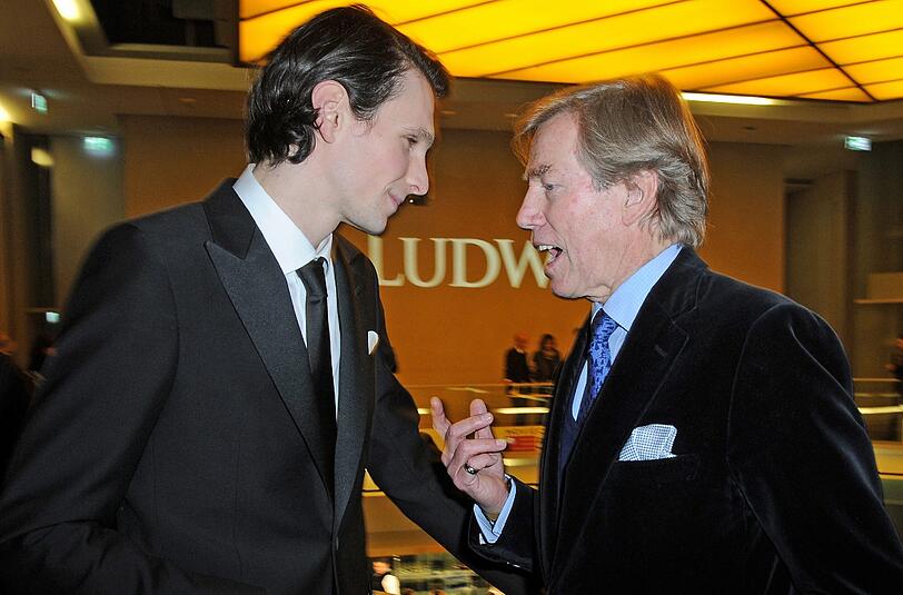 Der Adel höchst persönlich war anwesend: Luitpold Prinz von Bayern (r) und der Hauptdarsteller Sabin Tambrea  unterhalten sich nach der Premiere.