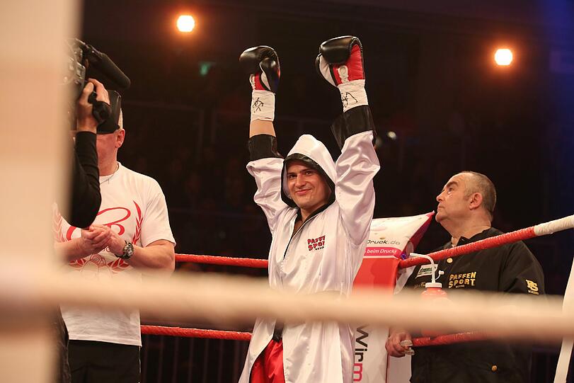 Sie gaben alles, schlugen sich mit K.O.-Hieben aus dem Ring - Die Bilder vom großen Sat.1-Promiboxen am Freitagabend.