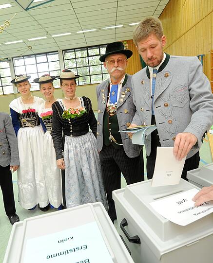 Stilecht: In Großhelfendorf wählt man in Tracht.