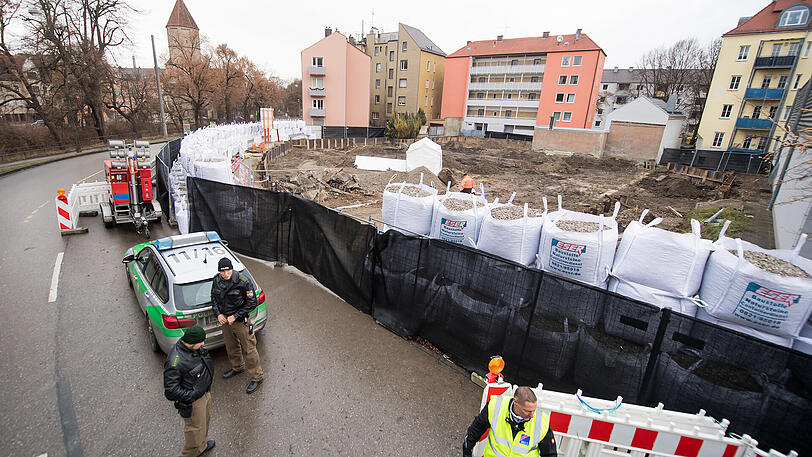 Zur Sicherheit: Ein meterhoher Schutzwall ist um den Fundort der Bombe errichtet worden.