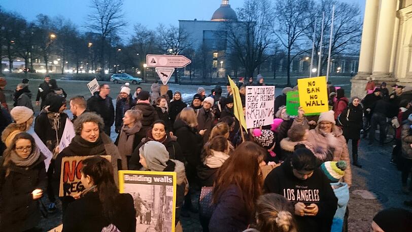 Vor dem US-Konsulat in München demonstrierten am 1. Februar 2017 hunderte Menschen gegen den amerikanischen Präsidenten Donald Trump und sein Einreiseverbot.