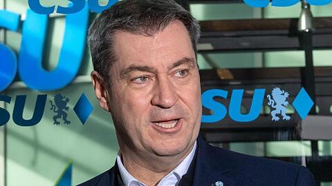 Markus Söder (CSU), Parteivorsitzender und Ministerpräsident von Bayern, spricht mit Journalisten. Foto: Peter Kneffel/dpa/Archivbild