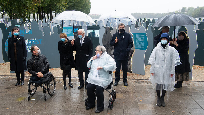 Dimitrios Lagkadinos (vorne l-r), Renate Martinez und Gudrun Lang, drei Überlebende des Oktoberfest-Attentats, mit Ilse Aigner (hinten l-r, CSU), Präsidentin des bayerischen Landtags, Elke Büdenbender, Bundespräsident Frank-Walter Steinmeier, Bayerns Ministerpräsident Markus Söder (CSU) und Oberbürgermeister Dieter Reiter (SPD). Dimitrios Lagkadinos (vorne l-r), Renate Martinez und Gudrun Lang, drei Überlebende des Oktoberfest-Attentats, mit Ilse Aigner (hinten l-r, CSU), Präsidentin des bayerischen Landtags, Elke Büdenbender, Bundespräsident Frank-Walter Steinmeier, Bayerns Ministerpräsident Markus Söder (CSU) und Oberbürgermeister Dieter Reiter (SPD).