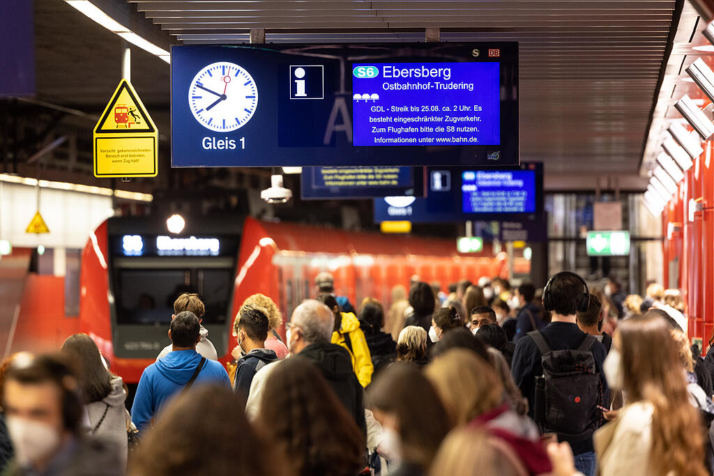 Bahn Streik Auch Am Dienstag So Fahren Die S Bahnen In Munchen Abendzeitung Munchen