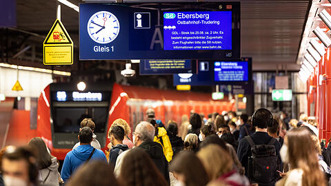 Fahrgäste warten am Hauptbahnhof auf ihre S-Bahn. Auf der Anzeigetafel ist der Streik-Hinweis zu sehen.