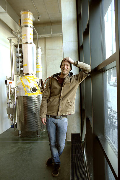 Fabian Glückert vor der noch verplombten Brennanlage in seinem Laden im Werksviertel. Schon im Sommer könnte hier Schnaps gebrannt werden. Fabian Glückert vor der noch verplombten Brennanlage in seinem Laden im Werksviertel. Schon im Sommer könnte hier Schnaps gebrannt werden.