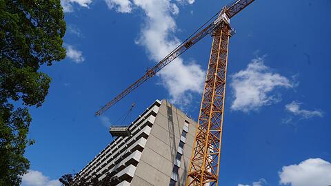 Generalsanierung im "Orangen Haus" mit elf Stockwerken: Bis Ende 2028 sollen die neuen Studi-Apartments fertig sein.