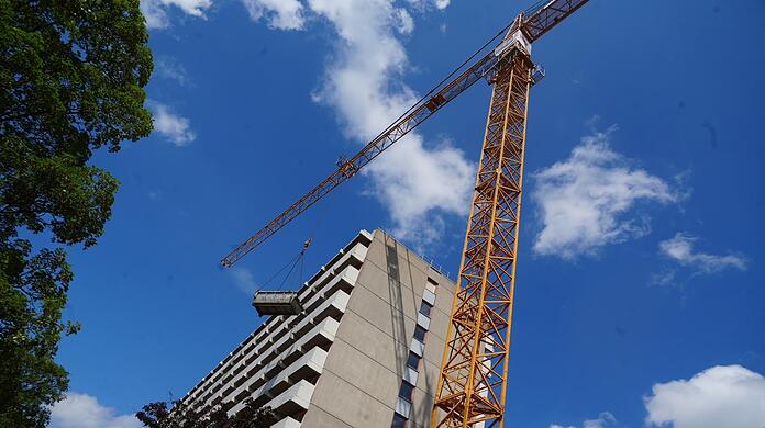 Generalsanierung im "Orangen Haus" mit elf Stockwerken: Bis Ende 2028 sollen die neuen Studi-Apartments fertig sein.