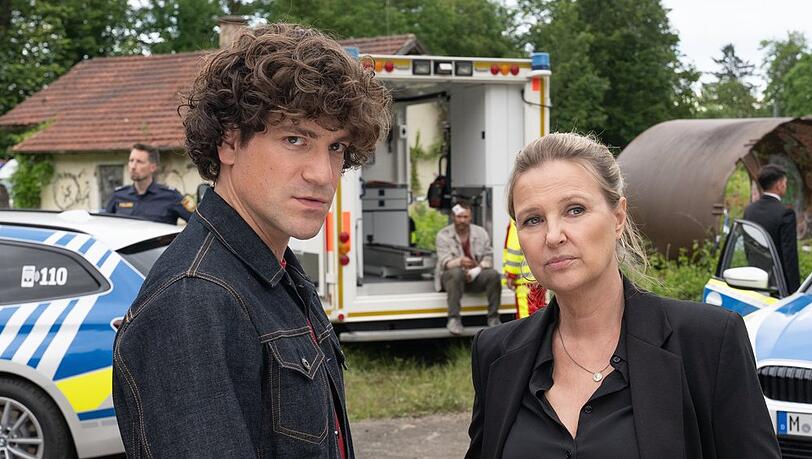 "Die Chefin: Wer bin ich?": Die Polizeikommissare Korbinian Kirchner (Jonathan Hutter, l.) und Vera Lanz (Katharina B&ouml;hm, r.) r&auml;tseln am Tatort &uuml;ber einen merkw&uuml;rdigen Zeugen.