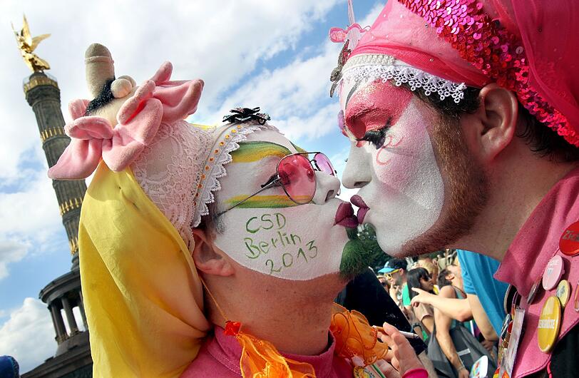 Christopher Street Day in Berlin: Die Bilder von der buntesten Parade der Stadt zum Durchklicken.