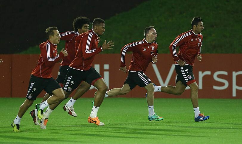 Weitere Bilder vom ersten Training des FC Bayern aus dem Trainingslager in Doha.