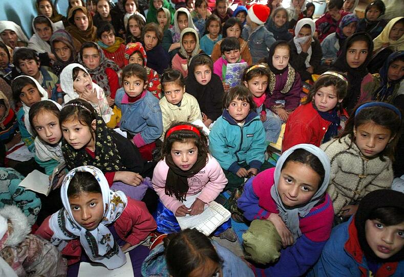Afghanische Schulmädchen bei einer Veranstaltung in einer Schule in Kabul.