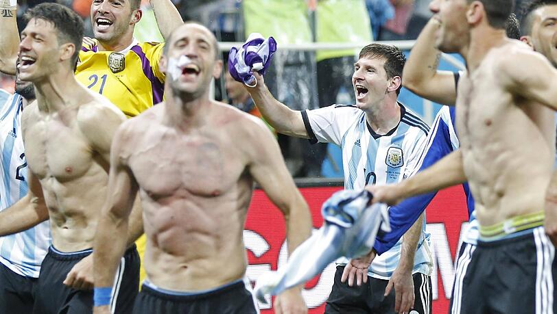 Grenzenloser Jubel bei den Argentiniern. Sie haben im Elfmeterkrimi die Nase vorn gehabt. Grenzenloser Jubel bei den Argentiniern. Sie haben im Elfmeterkrimi die Nase vorn gehabt.