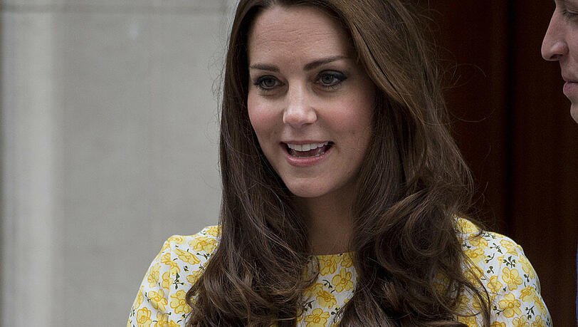 Prinzessin Charlotte in den Armen ihrer Mama Kate Prinzessin Charlotte in den Armen ihrer Mama Kate