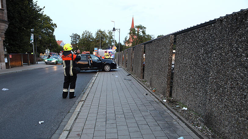 Der Pkw kam von der Straße ab und erfasste eine Familie auf dem Gehsteig. Zuvor wurde der Fahrer von einer Biene gestochen.