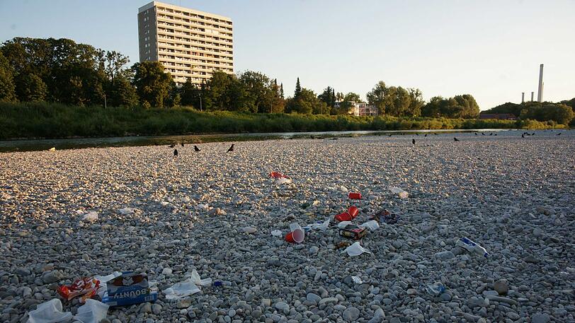 Die Kiesbank: voller Plastik.