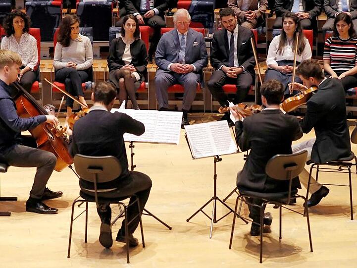 Prinz Charleshört ein Musikstück bei seinem Besuch der Barenboim-Said Academy.
