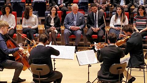 Prinz Charleshört ein Musikstück bei seinem Besuch der Barenboim-Said Academy.
