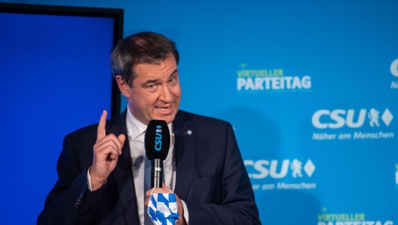 Markus Söder (CSU) steht beim virtuellen CSU-Parteitag auf einer Bühne. Foto: Lino Mirgeler/dpa-Pool/dpa Markus Söder (CSU) steht beim virtuellen CSU-Parteitag auf einer Bühne. Foto: Lino Mirgeler/dpa-Pool/dpa