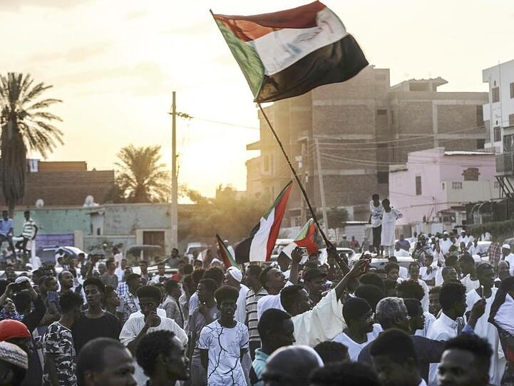 Das sudanesische Volk feierte nach Bekanntwerden des zustande gekommenen Abkommens in den Straßen von Khartum.
