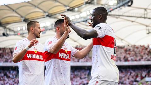 Auch am letzten Spieltag trifft Stuttgarts Serhou Guirassy (r) für den VfB.