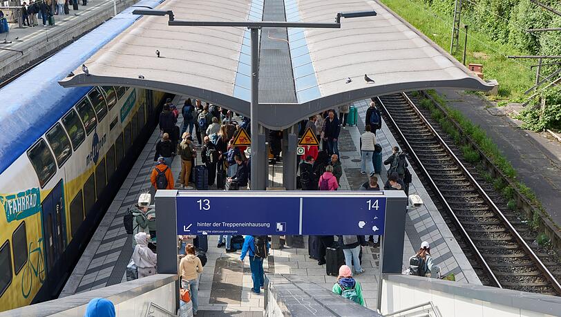 Wenige Stunden nach dem Messerangriff mit 18 Verletzten läuft im Hamburger Hauptbahnhof wieder der Verkehr.