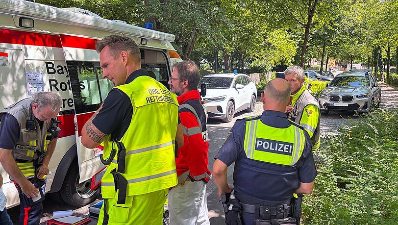 Rettungsdienst und Feuerwehr sind an der Schule im Einsatz.