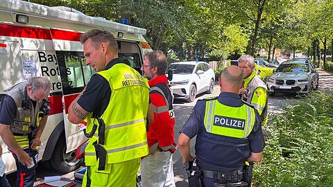 Rettungsdienst und Feuerwehr sind an der Schule im Einsatz.