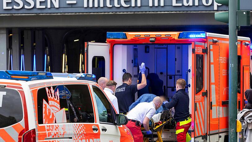 Eine verletzte Frau wird von Rettungskräften versorgt.