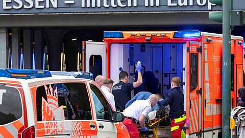 Eine verletzte Frau wird von Rettungskräften versorgt.