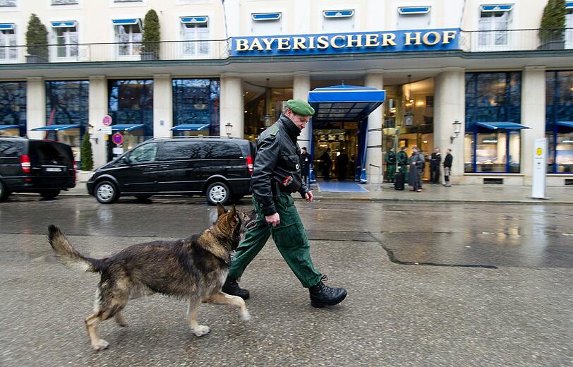 Sicherheitskonferenz in München: Ein Polizist sorgt mit seinem Schäferhund vor dem Bayerischen Hof für Sicherheit.