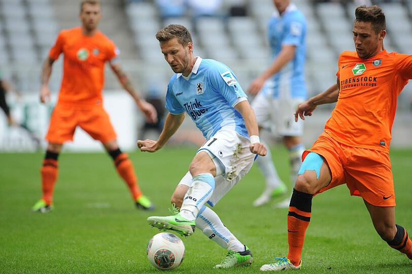 BENNY LAUTH: NOTE 3.
Begann sehr engagiert, hätte schon in der ersten Minute einnetzen können.Vergab in der 19. Minute eine Riesen-Chance, holte clever den Elfmeter zum 1:0 heraus, tauchte dann aber etwas ab.