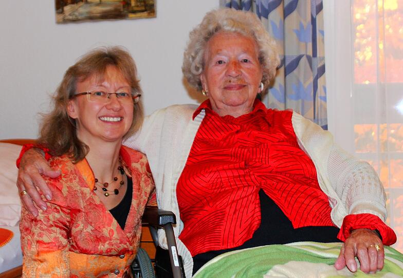SPD-Stadträtin Bettina Messinger (l.) mit Jubilarin Paula Köppl.
