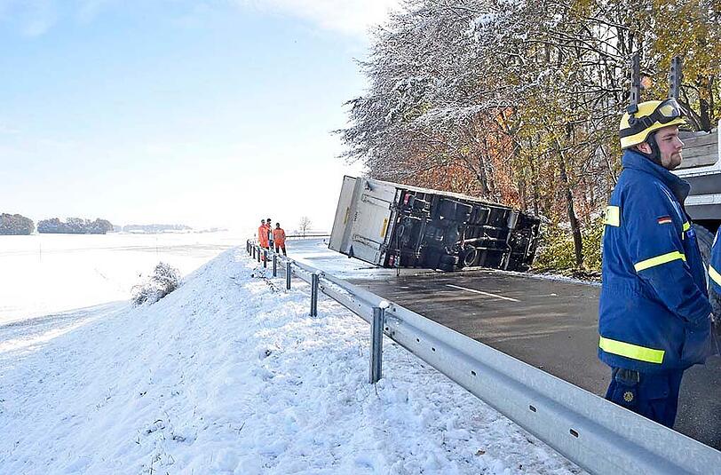 Der Post-Laster rutschte auf schneeglatter Fahrbahn von der Straße.