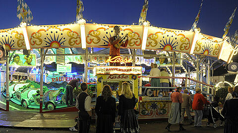 Die Fahrgeschäfte auf der Oidn Wiesn sind so billig, dass sie zur Konkurrenz fürs Oktoberfest werden.