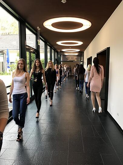 Catwalk-Training mit den Mädchen. Um 20 Uhr muss jeder Schritt sitzen.