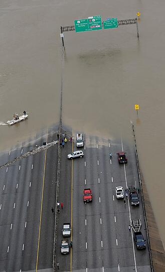 Der Highway Interstate 10 wird in Houston vom Hochwasser überflutet.