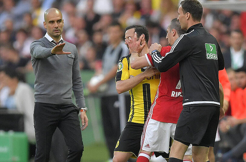 21. Mai 2016: Ribéry bekommt im DFB-Pokalfinale im Spiel einen Tritt von Julian Weigl ab, danach gibt's Rudelbildung, woraufhin sich Castro dem Franzosen in den Weg stellt. Dafür gibt's den Finger ins Auge.